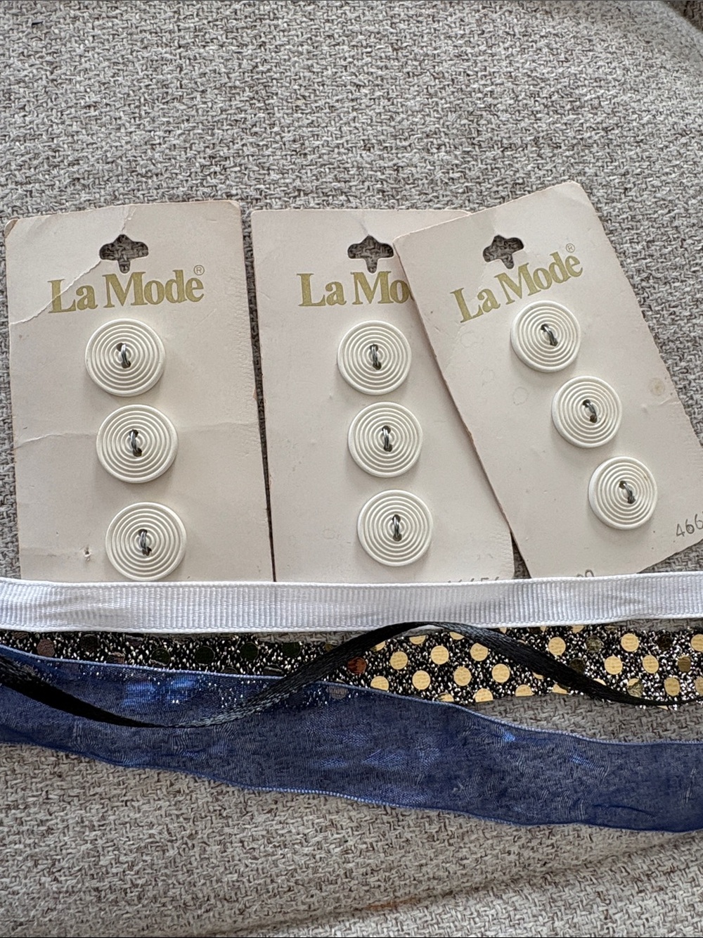 La Mode White Coil Buttons Carded Set